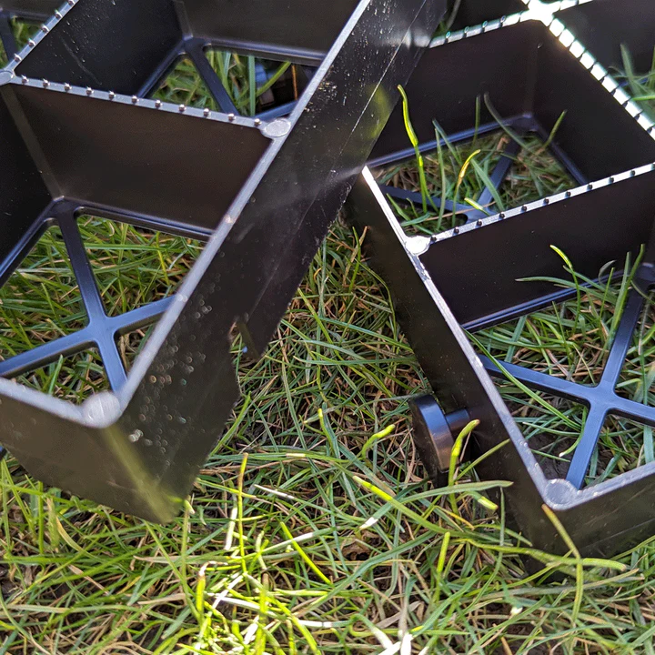 L'assemblage emboîtable garantit la stabilité du système de grilles engazonnées.